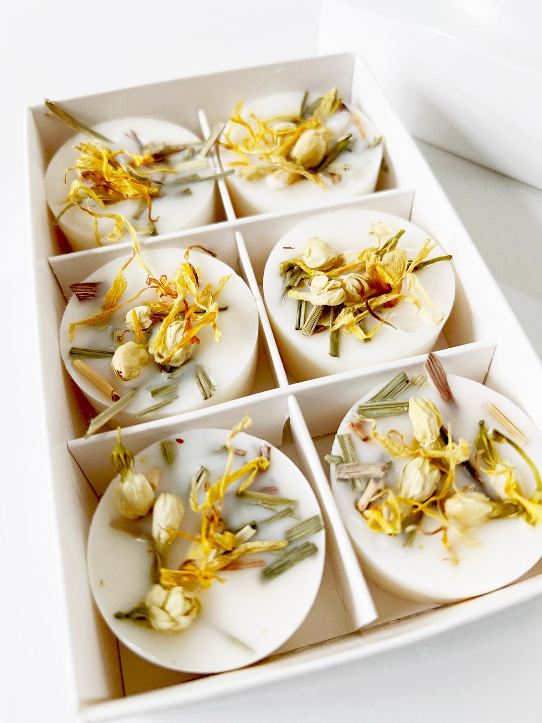 Artesao Botanical Soy Wax Melts with organic flowers